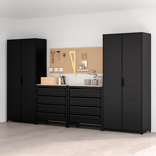 Juego de almacenaje BROR negro: dos armarios altos negros, cajones amplios, encimera de madera clara, decoración rústica.