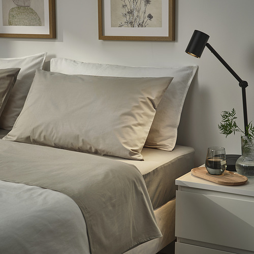 Dormitorio moderno con almohadas ULLVIDE, lámpara, cristal, jarrón.