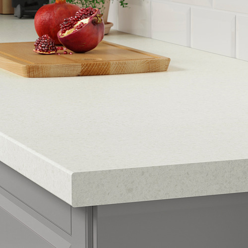 Una encimera de cocina moderna, una encimera de SÄLJAN efecto piedra gris claro con cantos redondeados, destacando su superficie laminada duradera y fácil de limpiar.