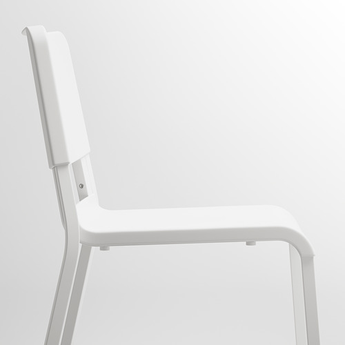 Silla apilable blanca con asiento y respaldo acolchados, fabricada en plástico y metal duraderos, ideal para comer.