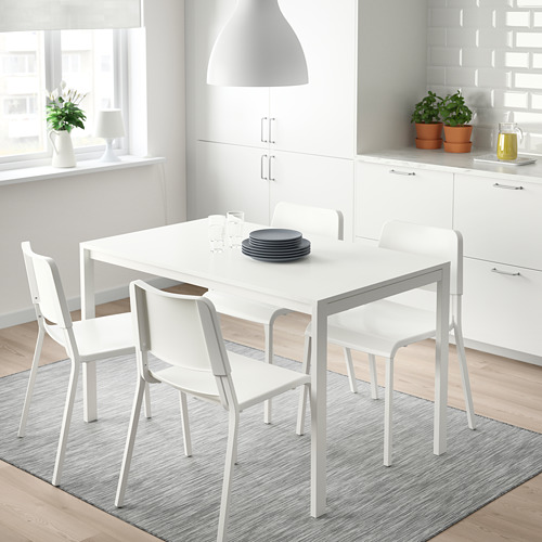 Moderno juego de comedor blanco, diseño minimalista, sobre alfombra de rayas.