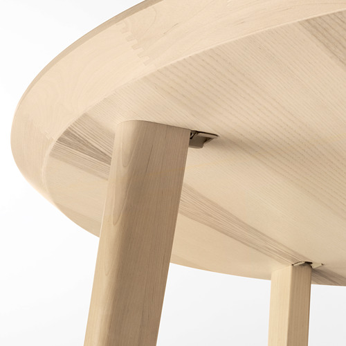 Primer plano de una mesa robusta de madera natural con patas lisas y ajustadas y acabados de alta calidad.