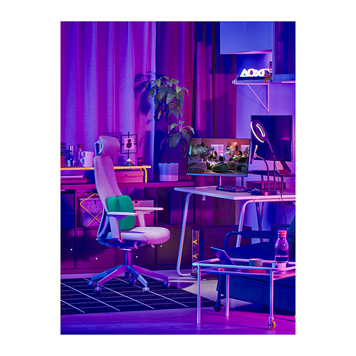 Oficina moderna con stand de LÅNESPELARE, decoración colorida e iluminación ambiental.
