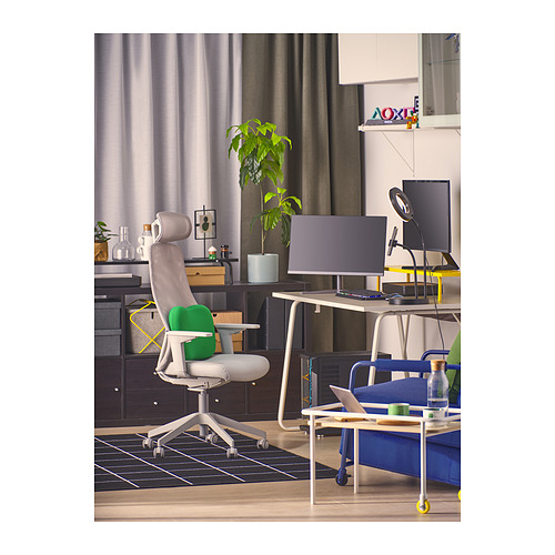 Oficina en casa moderna: soporte LÅNESPELARE, pantallas duales, silla de juego, computadora portátil, teclado, mouse, lámpara, plantas, almacenamiento.