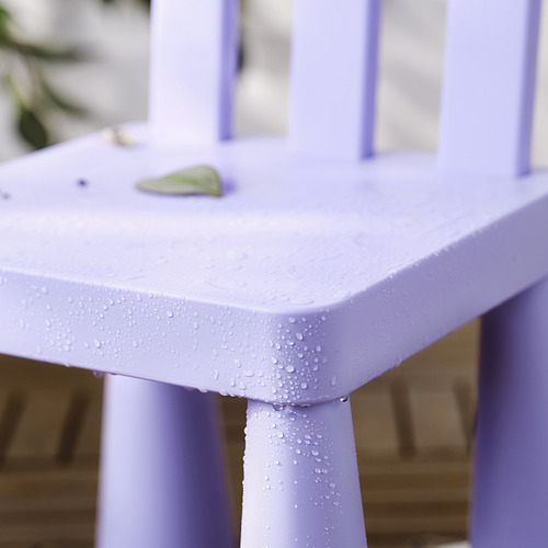 Mesa infantil lavanda con gotas de agua, perfecta para uso en exteriores.