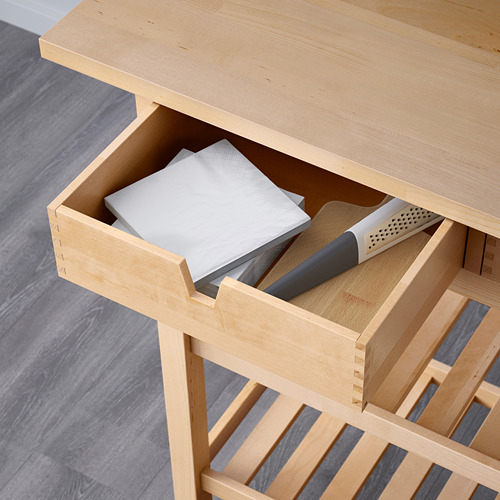 Carro de cocina de madera con un cajón abierto, que revela servilletas y utensilios, mostrando su funcionalidad de almacenamiento.