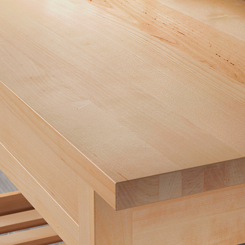 Primer plano de la mesa de madera lisa de color claro, que muestra un acabado de alta calidad y vetas de madera natural.