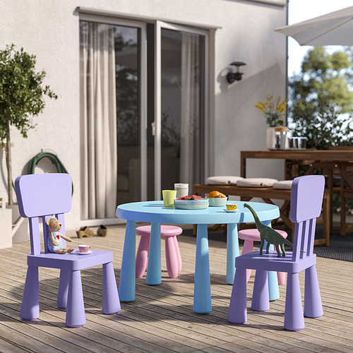 El juego para niños incluye mesa y sillas de color púrpura claro, plástico, tamaño pequeño, al aire libre.