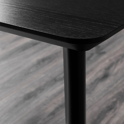 Primer plano de una mesa LISABO negra con patas robustas, que muestra su diseño elegante y duradero.