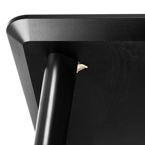Detalle de pata de mesa moderna negra, firmemente sujeta, que muestra un diseño robusto y artesanía de calidad.
