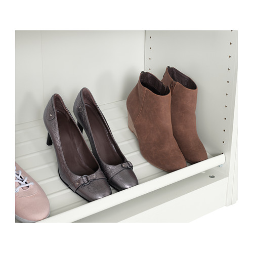 Tres pares de zapatos organizados en un estante blanco inclinado para facilitar el acceso.