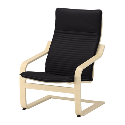 Una silla POÄNG de ikea con un cojín negro y una estructura de madera clara. Está diseñado ergonómicamente para mayor comodidad con respaldo alto y reposabrazos.
