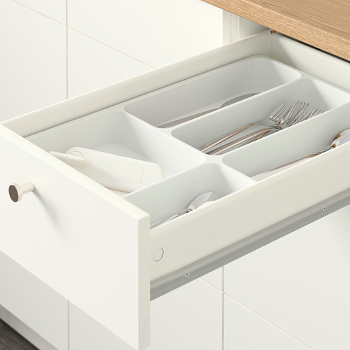 Cajón de cocina abierto con compartimentos. Sostiene los utensilios, organizados para facilitar el acceso.