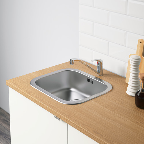 Fregadero de cocina moderno con grifo cromado sobre encimera de madera.