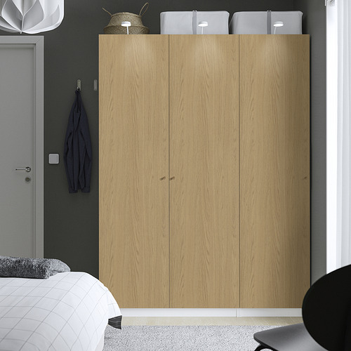 El es: dormitorio moderno con un gran armario de madera PAX, decoración gris a juego y muebles minimalistas.