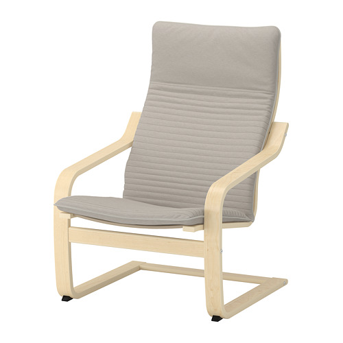 Silla IKEA POÄNG: cojín beige claro, brazos de madera, respaldo curvado, asiento elástico.