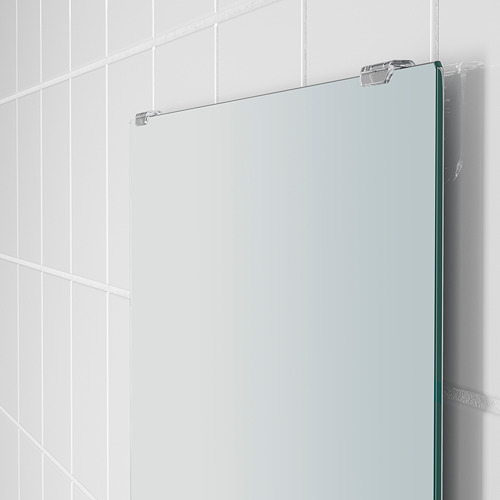 Espejo moderno sin marco con elegante estante de vidrio fijo. Diseño limpio y minimalista. Los accesorios delgados y cromados lo sujetan de forma segura.