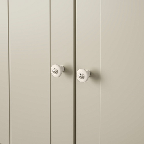 Dos elegantes perillas blancas con detalles cromados unidas a un gabinete de color claro, que muestran un diseño de alta calidad.