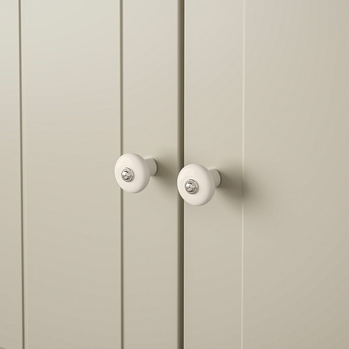 Pomos blancos con cromo sobre madera clara.
