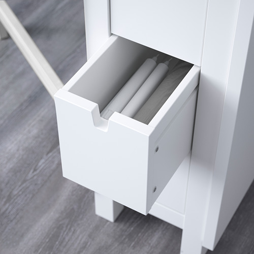 Pequeño cajón blanco debajo de la mesa para guardar servilletas, cubiertos o velas; Parte del diseño de la pata de la puerta que ahorra espacio.