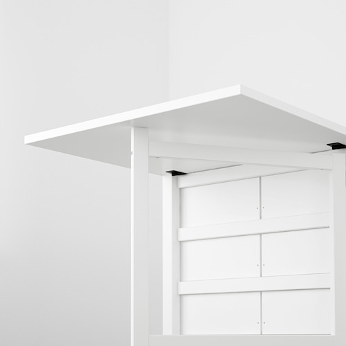 Una estantería de pared blanca con soportes de altura regulables, que forma parte de la serie de muebles NORDEN.