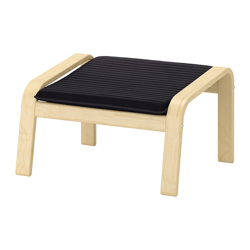 Reposapiés POÄNG: asiento acolchado negro, patas de madera clara, diseño curvo, cómodo y elegante.