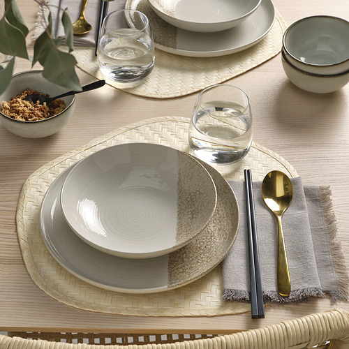 Mesa con platos, tazones y palillos coloridos y estampados de KRUSTISTELs, que ofrecen una experiencia gastronómica lúdica.