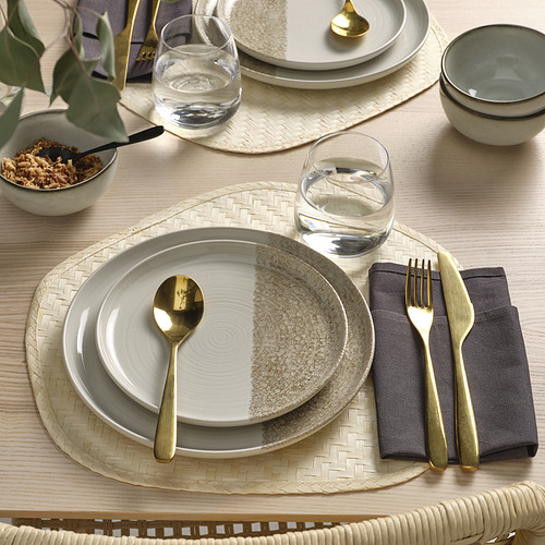 Juego de mesa con platos y cubiertos KRUSTISTEL, con un diseño moderno de efecto mojado y utensilios dorados.