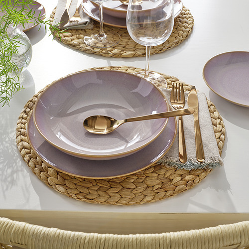 Elegante mesa con platos y cubiertos de gres FÄRGKLAR, perfecta para las comidas.