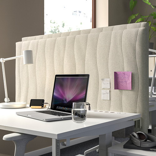 Moderno espacio de trabajo con pantalla acústica MITTZON. Separador de escritorio alto, fonoabsorbente y de color crema. Ordenador portátil, agua, lámpara. Acogedor, profesional.
