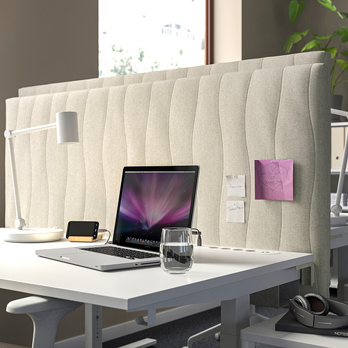 Pantalla MITTZON, ordenador portátil, lámpara sobre escritorio. Crema, texturizado, con notas. Moderno.