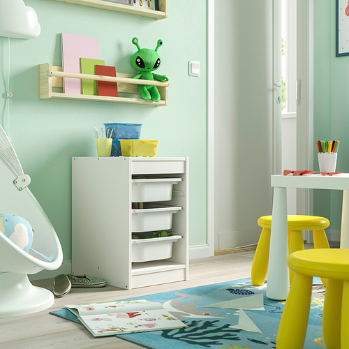 Habitación para niños con almacenamiento TROFAST, cajas de colores, silla amarilla, mesa, juguetes.