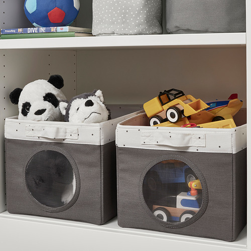 Dos contenedores de almacenamiento de tela en un estante, uno con pandas de peluche y el otro lleno de juguetes para niños, con ventanas de malla para ver el contenido.