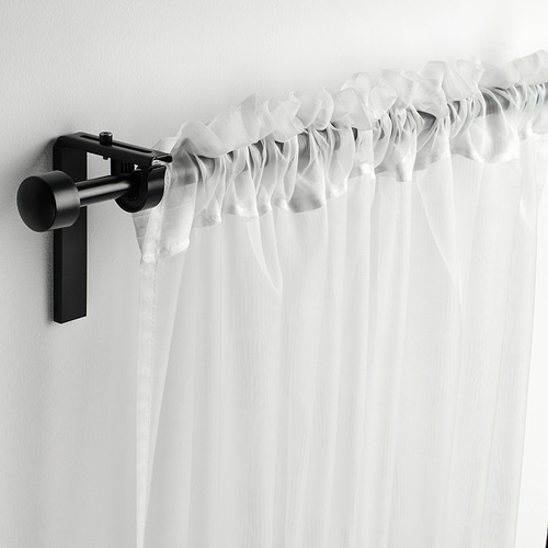 Cortinas minimalistas transparentes en relieve blanco con varilla y ganchos negros, que cuelgan suavemente.