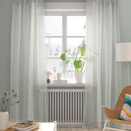 Habitación con cortinas largas y transparentes, planta verde, luz suave o, para un recuento más cercano: habitación luminosa con cortinas blancas largas, planta, luz suave