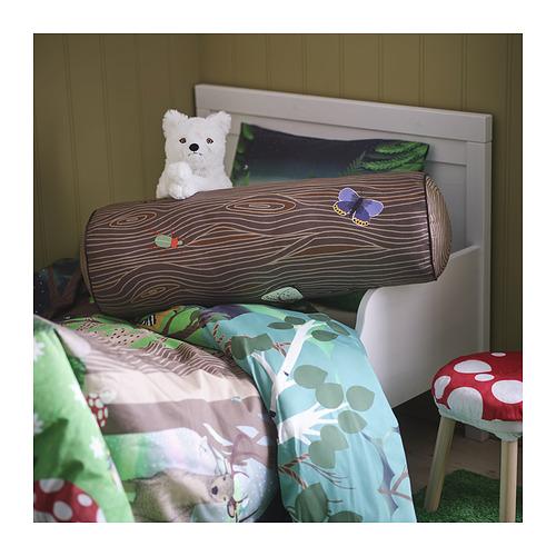 SKOGSDUVA: almohada en forma de tronco de árbol con insectos en la cama, pared blanca.