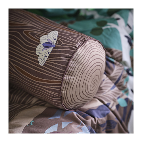 Acogedor cojín cilíndrico con estampado símil madera, con mariposa decorativa, pensado para la comodidad de los niños.