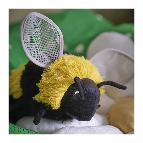 Juguete de abeja SKOGSDUVA, negro y amarillo, material suave, forma redonda, con alas de malla, tamaño pequeño.