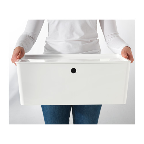Persona sosteniendo una caja de almacenamiento blanca con tapa.