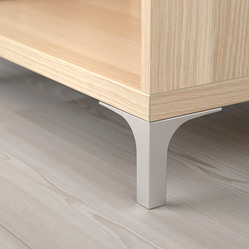 Cómoda minimalista de madera clara con patas de metal modernas, que reflejan un diseño de alta calidad y durabilidad.