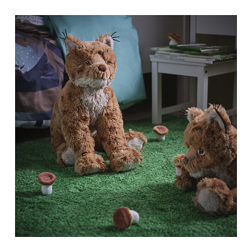 SKOGSDUVA peluche de lince, marrón, suave y afelpado, posición sentado/de pie. Más grande que los champiñones, encaja bien con la decoración de la habitación de los niños.