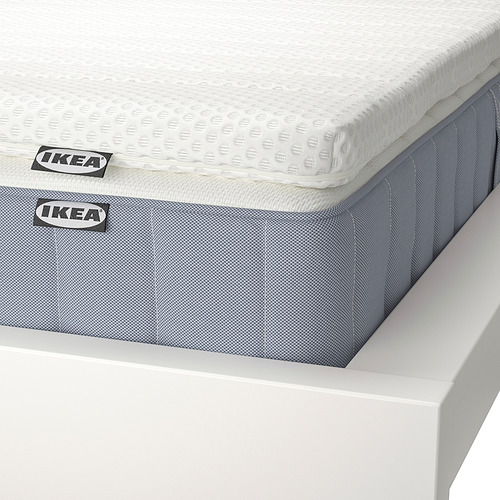 Juego de colchones IKEA; topper blanco, sábana bajera azul; Vista de esquina, diseño de calidad.