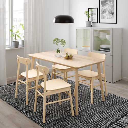 Moderno juego de comedor LISABO con mesa, sillas y armario de madera clara, diseño escandinavo brillante.
