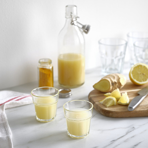 Escena de cocina con tazas de vidrio templado POKAL para café / vitaminas.