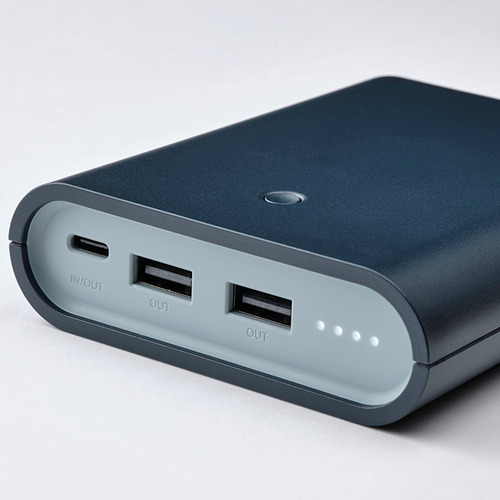 Banco de energía portátil con tres puertos de carga; Dos USB-A y un USB-C, con un diseño elegante y un tamaño compacto.