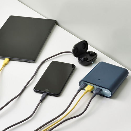 La tableta, el smartphone y los auriculares se cargan desde un banco de energía con varios puertos.