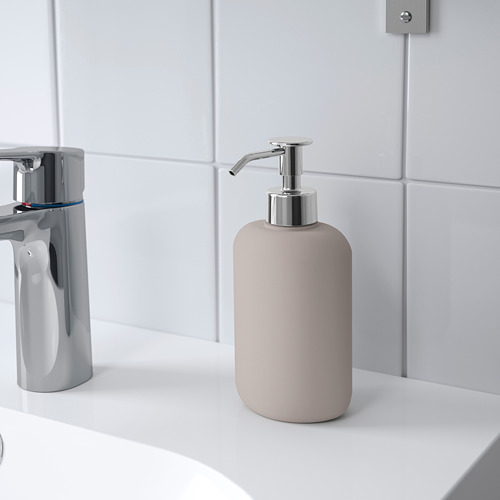 El dispensador de jabón en un fregadero blanco, que refleja el estilo moderno, combina con otros accesorios de la serie EKOLN.