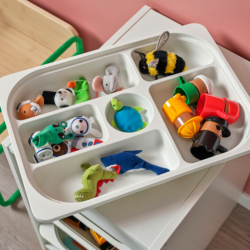 La bandeja de almacenamiento blanca TROFAST organiza los juguetes de los niños. Los compartimentos contienen animales de peluche, figuritas y tazas. Perfecto para mantener los artículos ordenados.