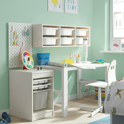 Área de estudio para niños con almacenamiento TROFAST blanco, tablero perforado y escritorio. Espacio luminoso y organizado con suministros coloridos.