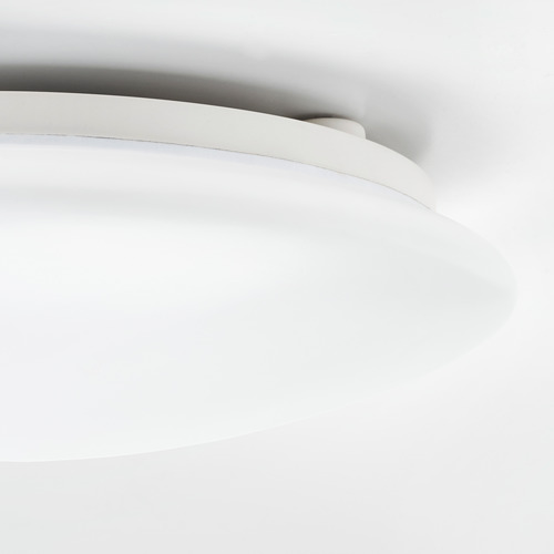 Lámpara de techo de baño moderna de estilo liso y redondeado, que emite una luz suave y difusa.